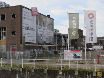 907913 Gezicht op billboards en vlaggen voor het nieuwbouwproject Zijdebalen, op de hoek van de Hogenoord (voorgrond) ...